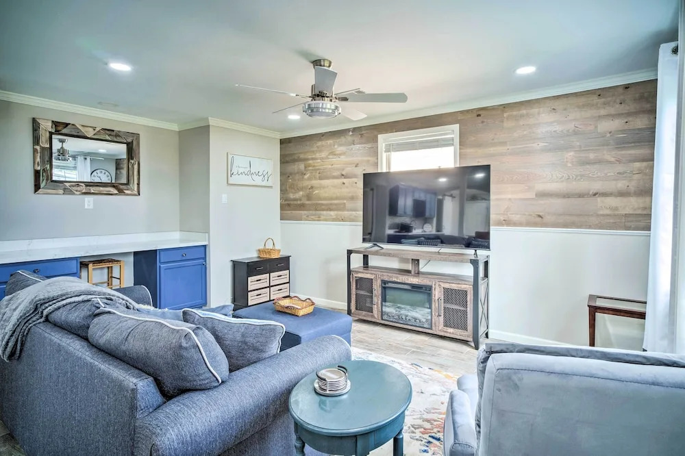 'blue Cottage in the Bayou' w/ Private Yard!