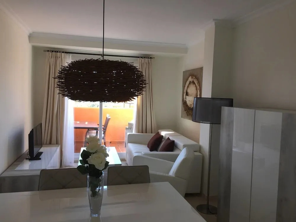 Luxury furnished 1 Bedroom with views AA16