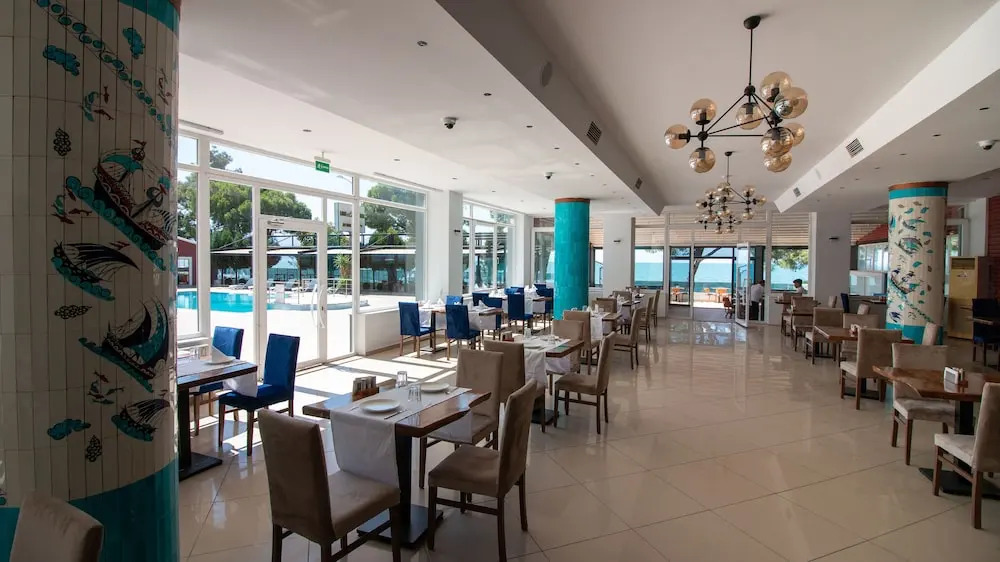 Lake Li̇fe Hotel