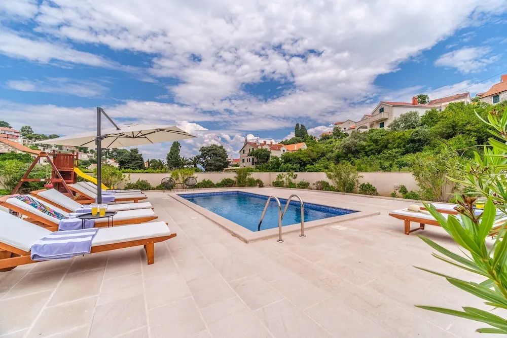 Janie in Splitska With 4 Bedrooms and 2 Bathrooms