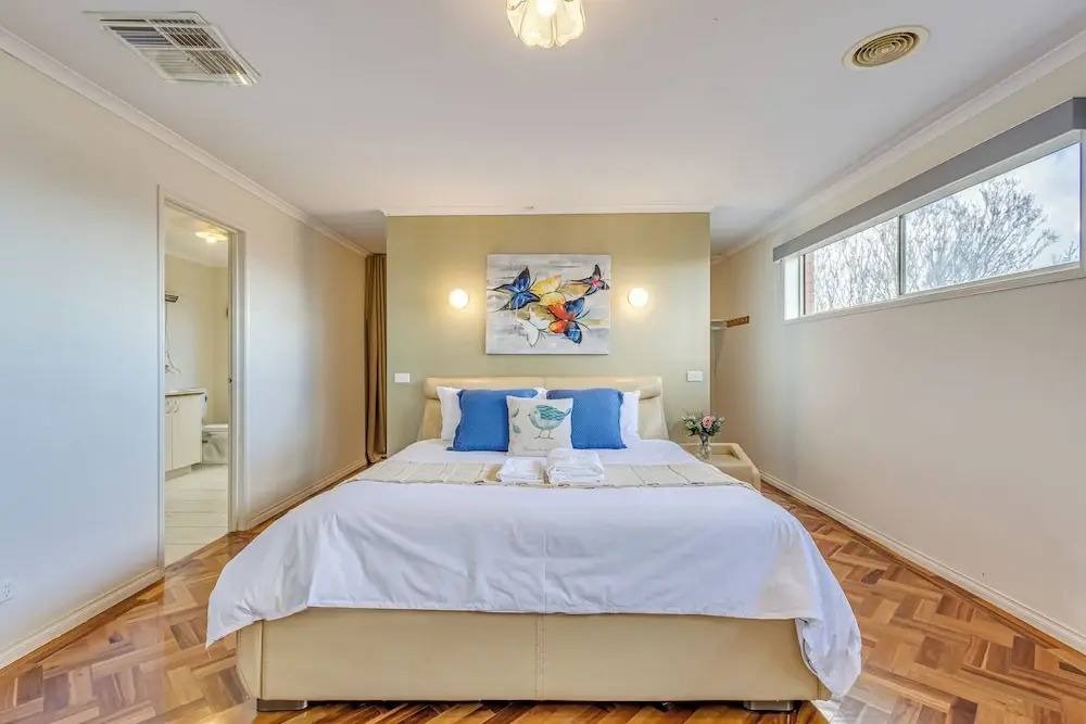 StayAU Family Home in Caroline Springs