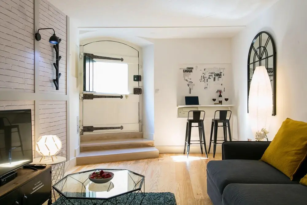 ALTIDO Modern Apt for 5 w/ workspace&private entrance, moments from Lisbon Cathedral