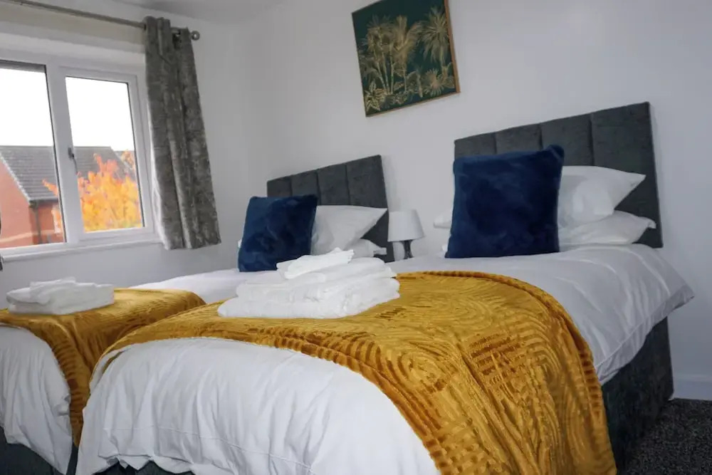 Biz & Fam Sleeps 7 Wigan w/ Parking, Self-check-in
