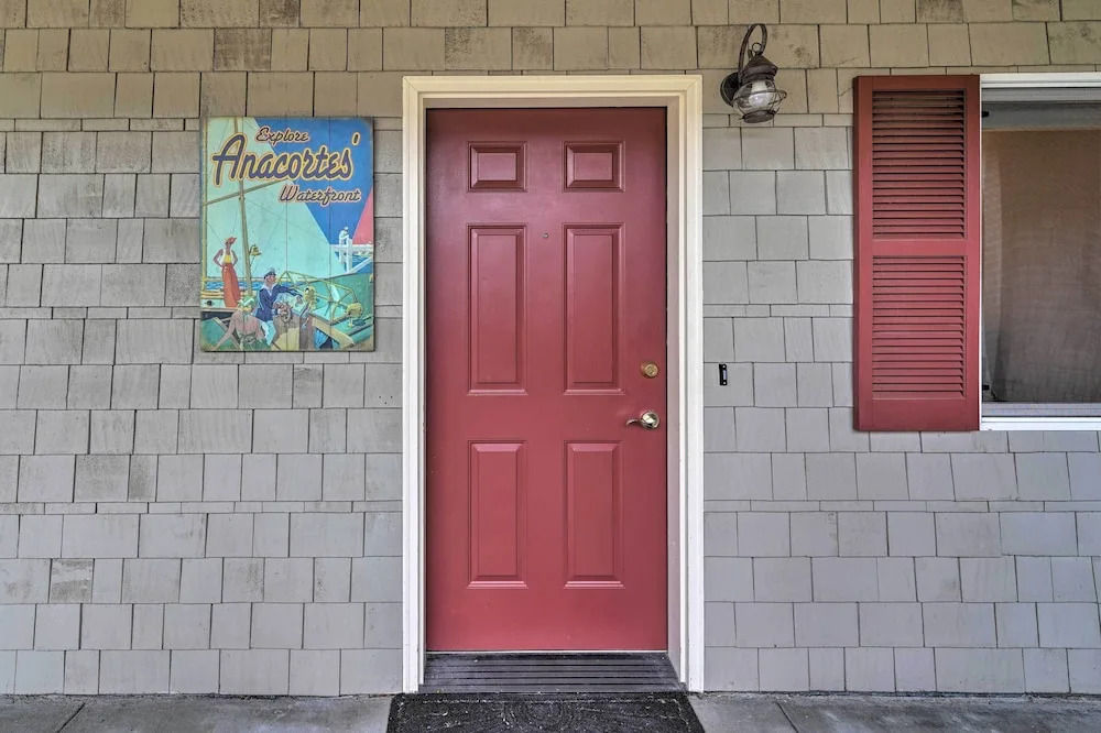 Anacortes Condo - Walk to Town, Marina, + Bay!