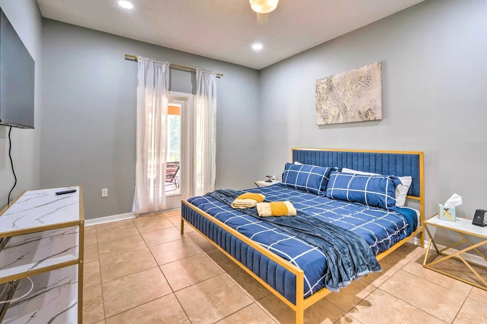 Sunny Clermont Retreat w/ Lanai: 12 Mi to Disney!