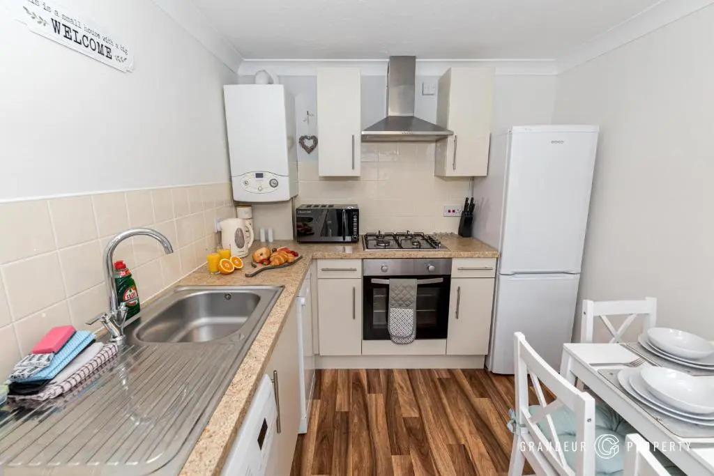 Stunning & Classy 2bed House, Poole, Parking