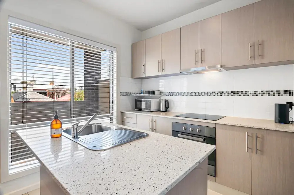 Bright 2-bed Flat With Balcony in Kensington
