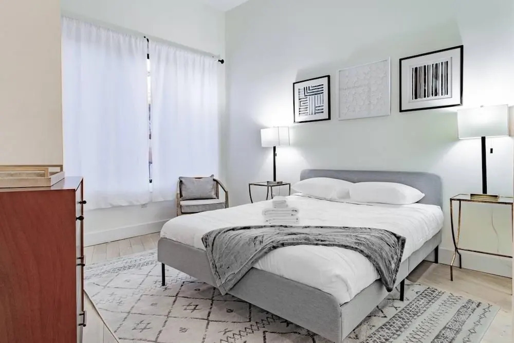 Vibrant 2 br Luxe Flat Adjacent Eastern Market Walk to Metro Barracks Row Capitol Hill