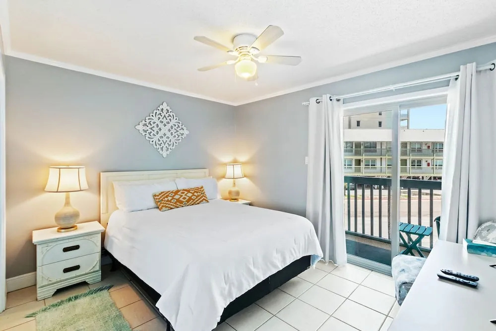 2BR Condo Beach Access Pool and Walk to Hangout