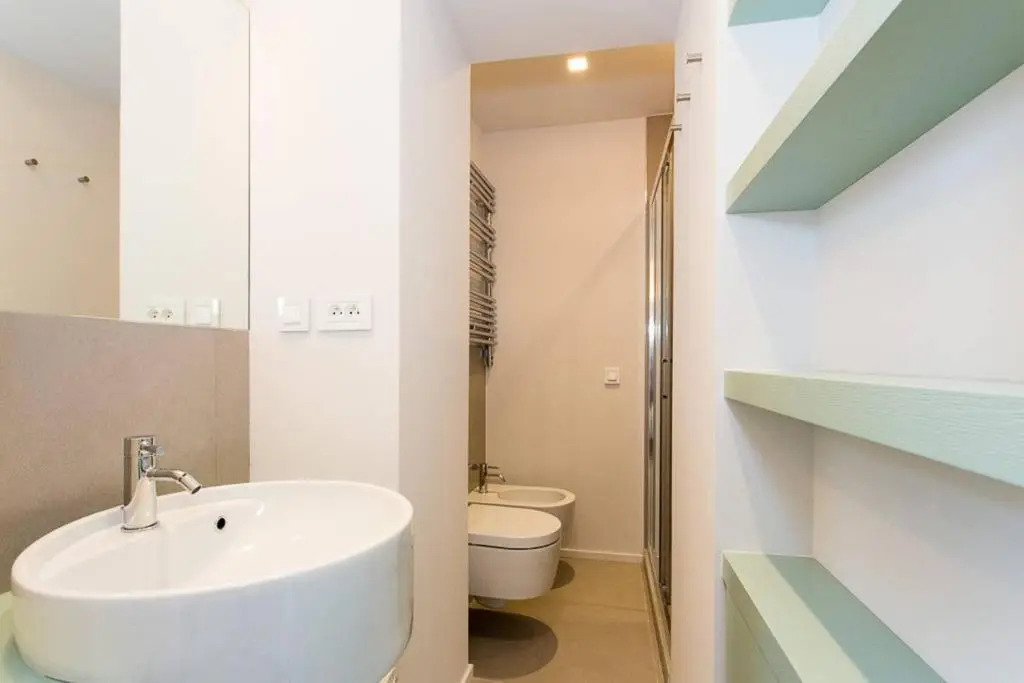Pure & Chic 2beds/2baths in Centre!