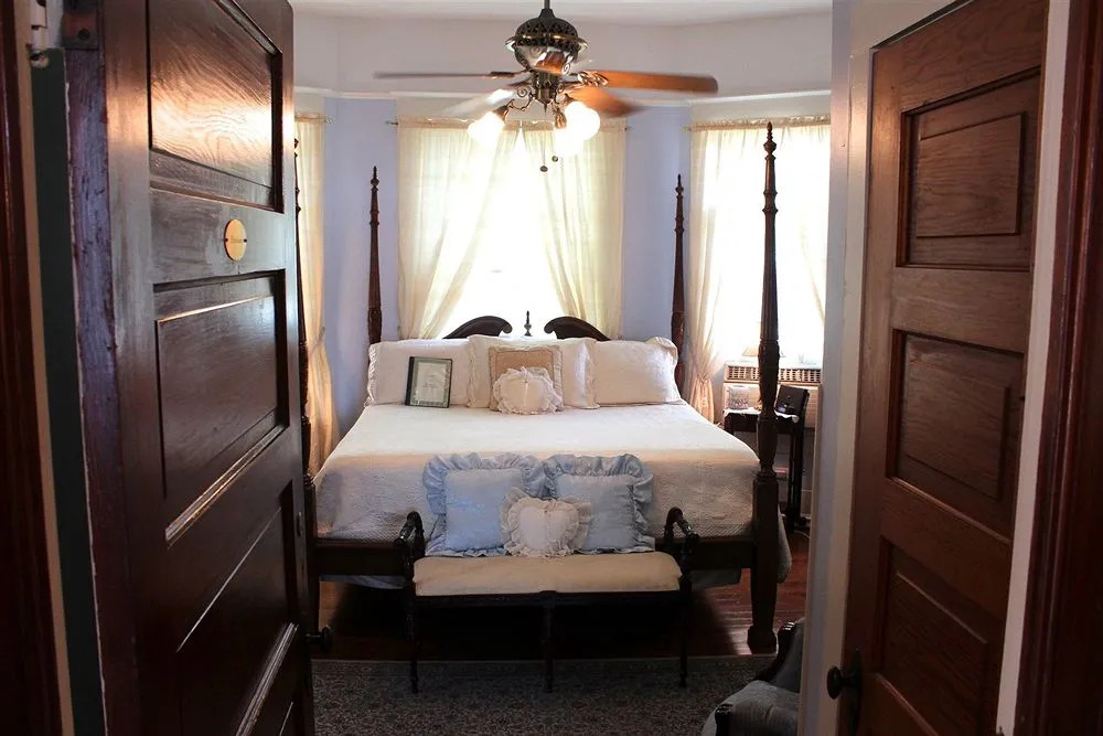 Evas Escape at Gardenia Inn