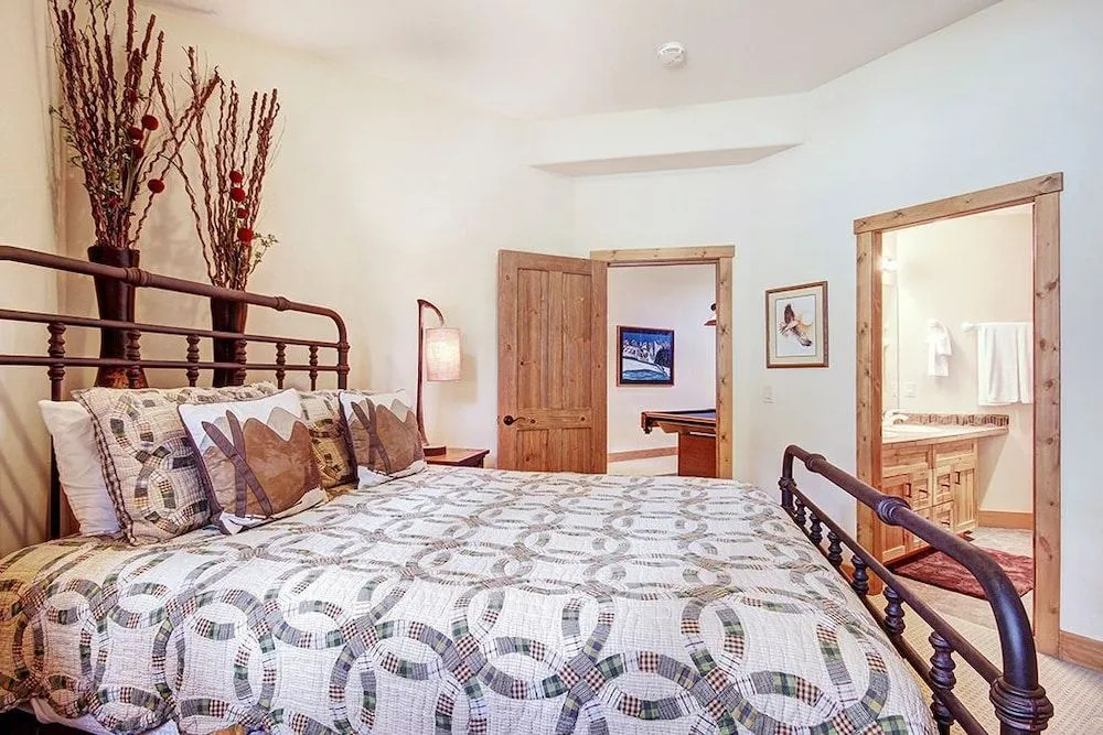 Dunkin Hill Lodge - Private Home by RedAwning