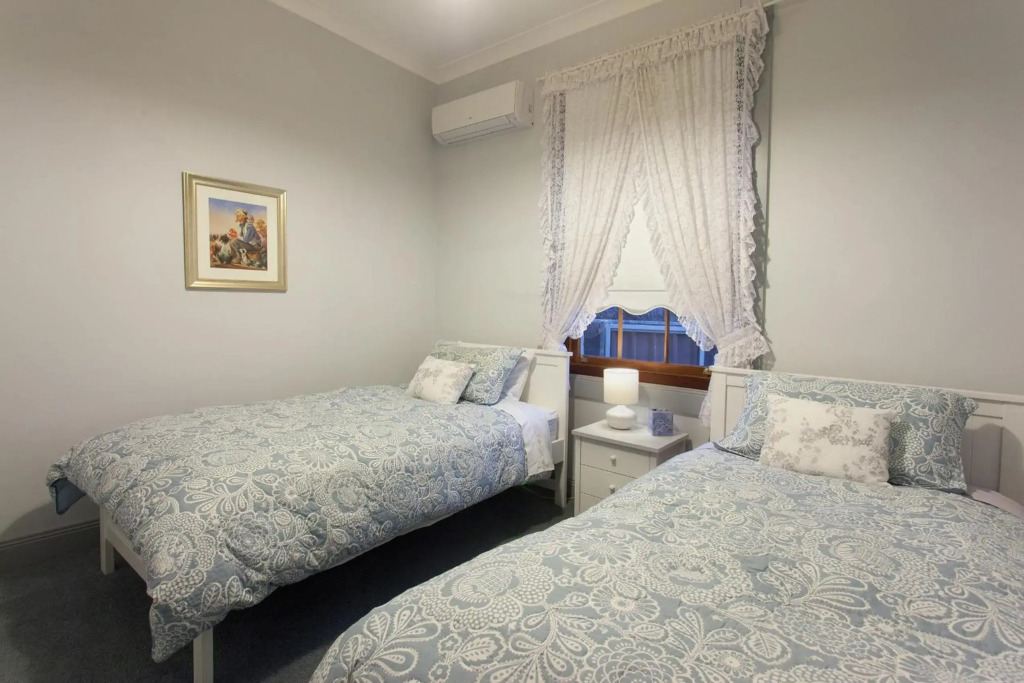 Rawson's Retreat - Five Bedroom Home - Walk CBD - Includes Breakfast