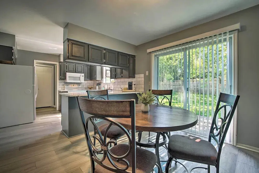 Modern Townhome w/ Fireplace: Near Stoll Park