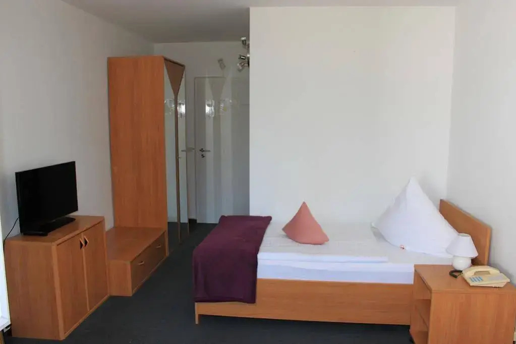 Hotel Café Galerie I Hannover-Garbsen I Free Parking