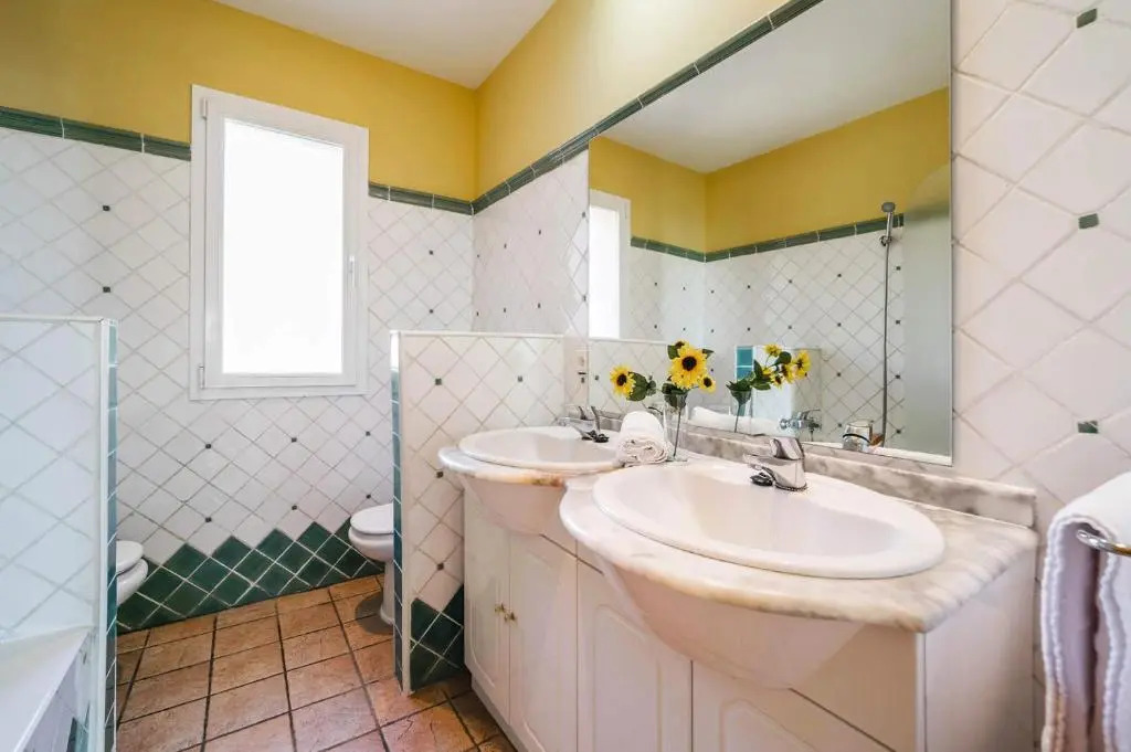 3381 Villa Angela Flores