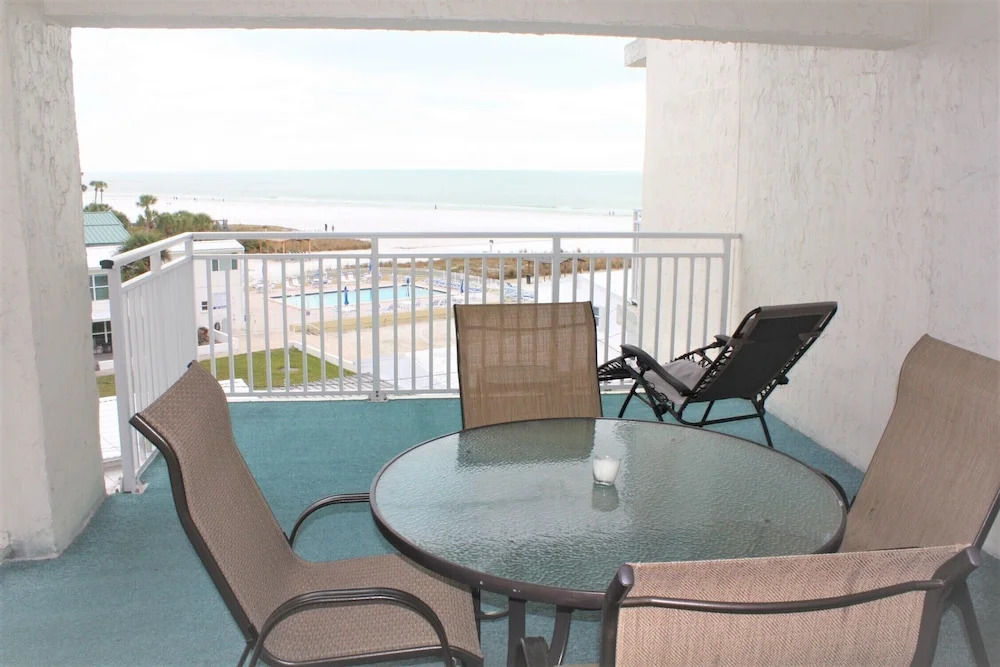 Jamaica Royale - 405 - 2 Br Condo