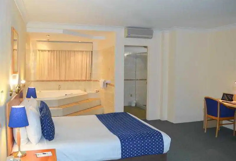 BEST WESTERN The Lakesway Motor Inn