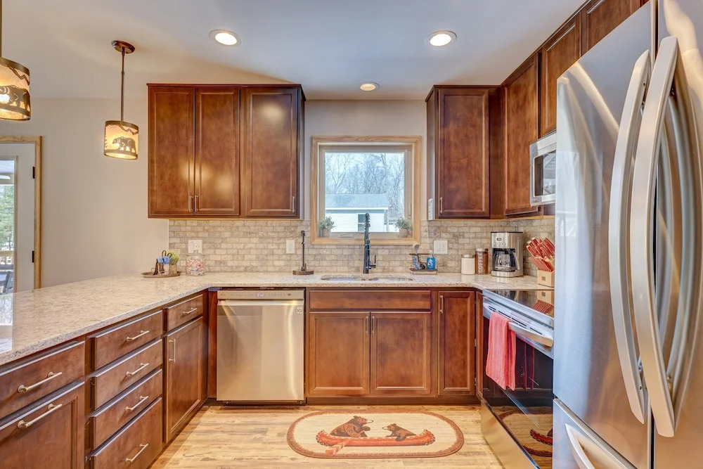 Over the Top Lodge by Avantstay Hot Tub, Shared Pool, Beach/lake Access