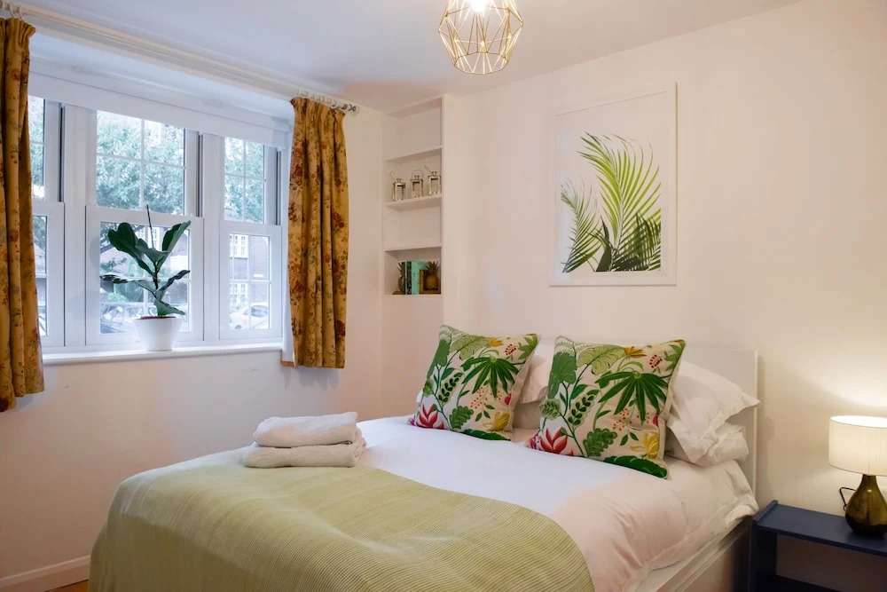 Bright Two Bedroom Ground Floor Apartment