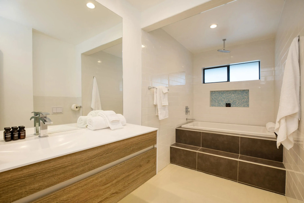 2 Modern Villas On the Golf Course Putting Green, Pool, Hot Tub Sleeps 22