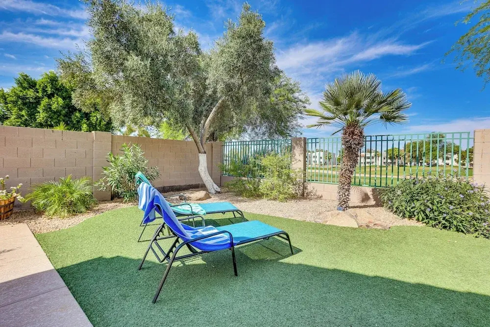 Pool & Putting Green: Goodyear Home on Golf Course