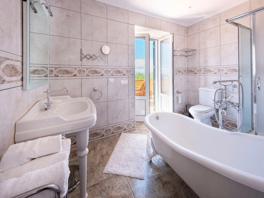 Lovingly restored old villa, heated pool, garden, sea views | Quinta Girassol