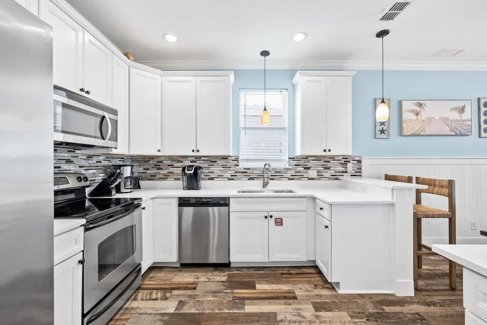 6BR Beach Home 5-min Walk to Ocean Resort Pool
