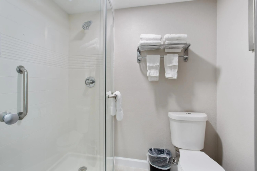 Orangewood Inn & Suites Kansas City Airport