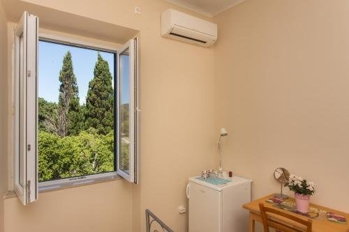 MJ's Sea Side Rooms
