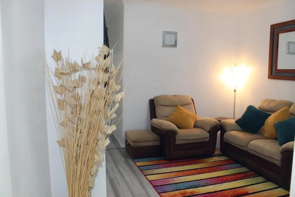 2 Bed 1st Floor Apartment-Own Entrance & Parking