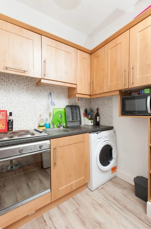 Connected & Convenient: Newly-renovated Flat for 2