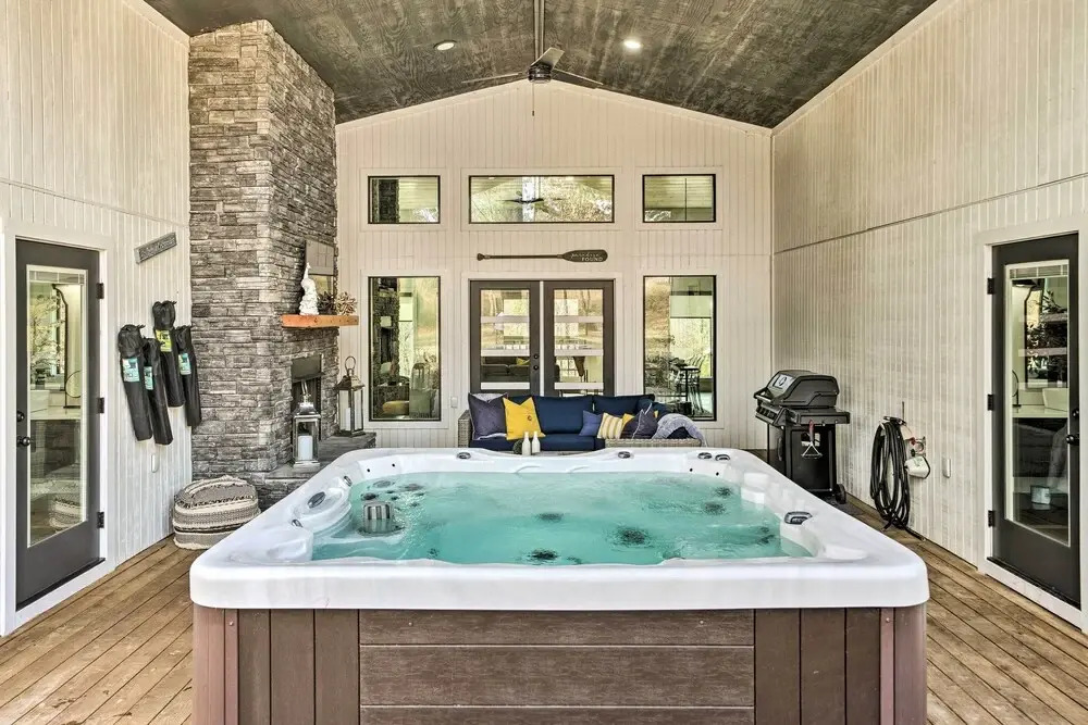 Broken Bow Cabin: Luxe Outdoor Area & Hot Tub