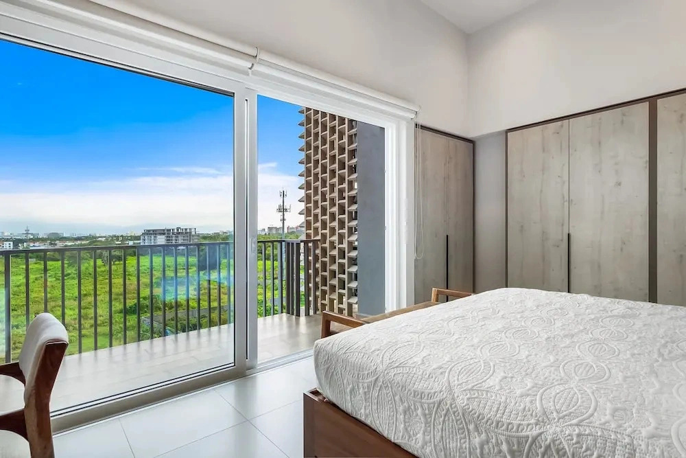 Modern Condo With Breathtaking Views, Infinity Pool, and en Suite Bedrooms