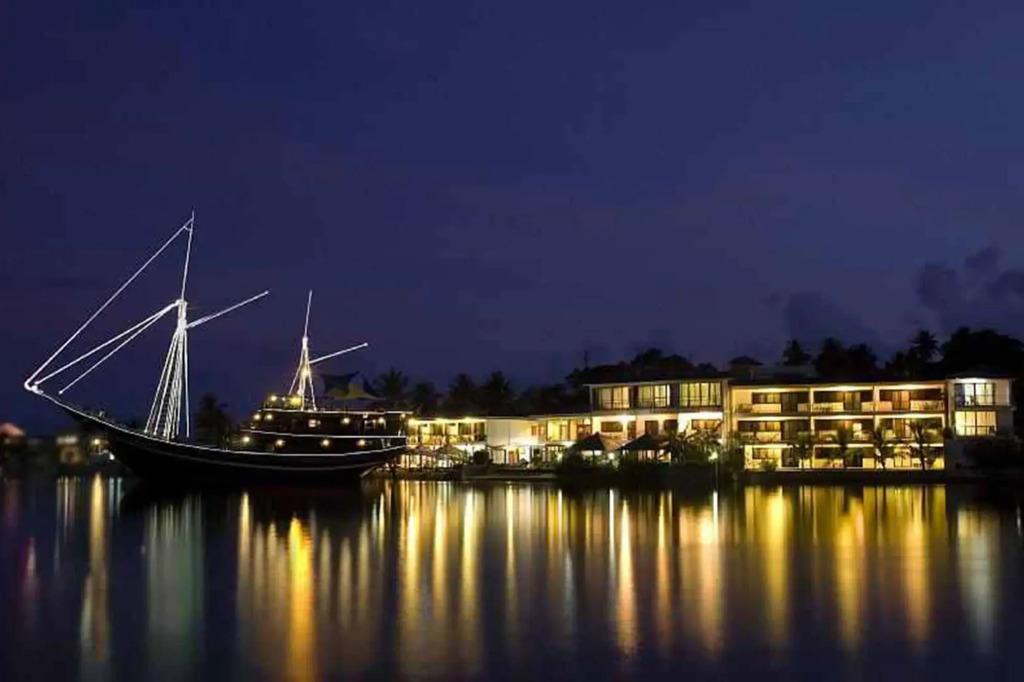 Manta Ray Bay Resort