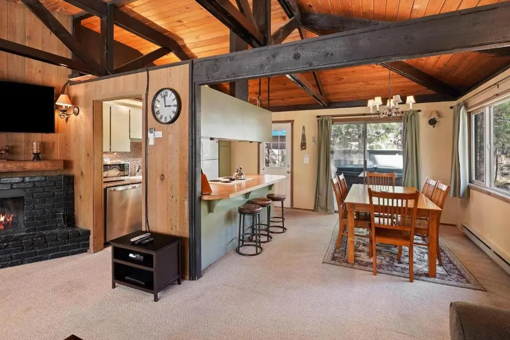 7 Grizzly-AC-Hot Tub-2BR/2BA