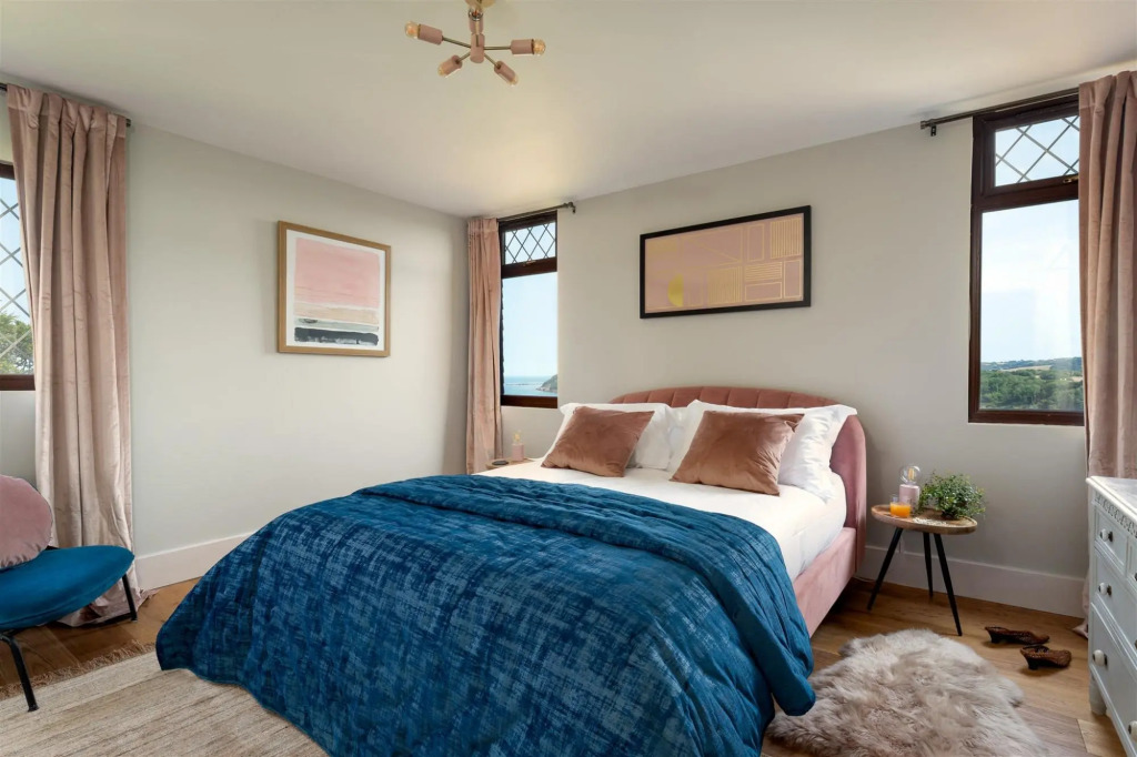 The Spinney - Spectacular views over the bay and close to beach with parking