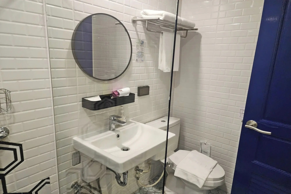 J PLACE HOTEL