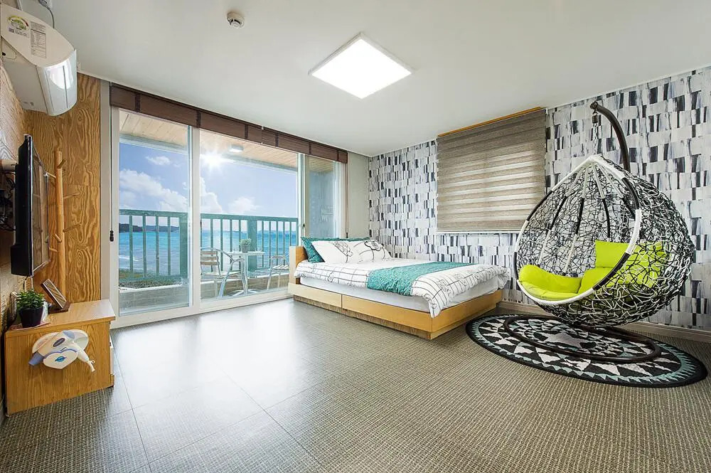 Geojae Beach White Pension