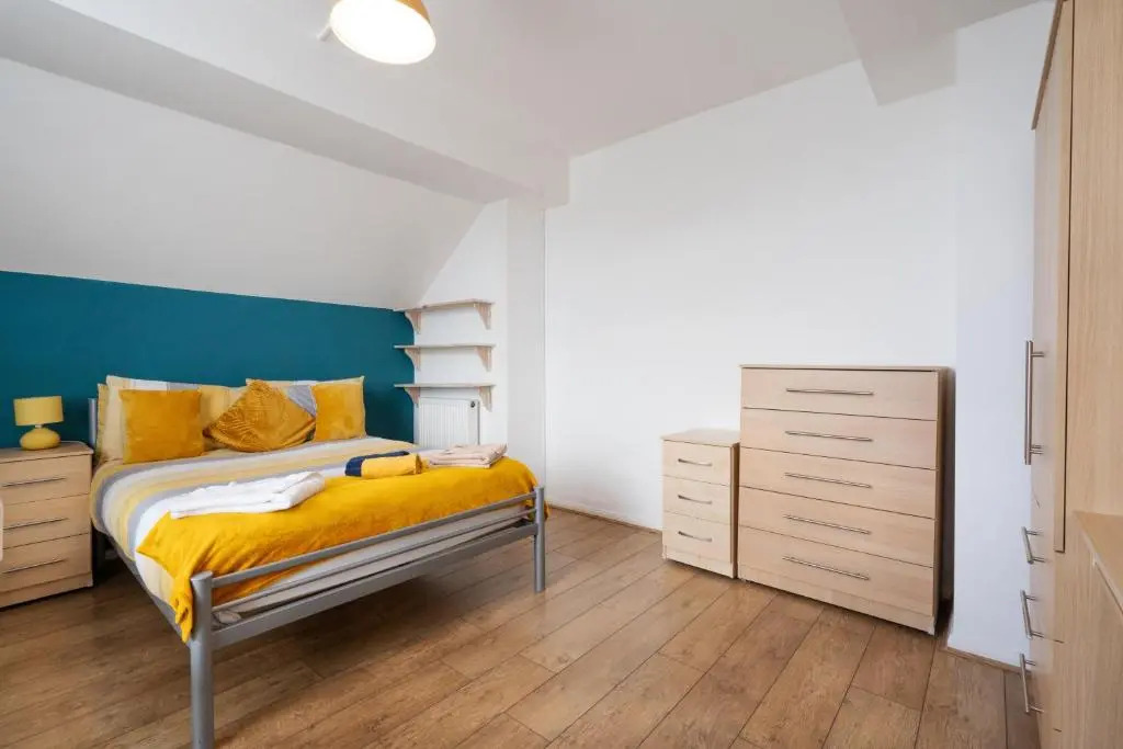 Spacious 4BR, Parking, Near Centre, Accommodates 7