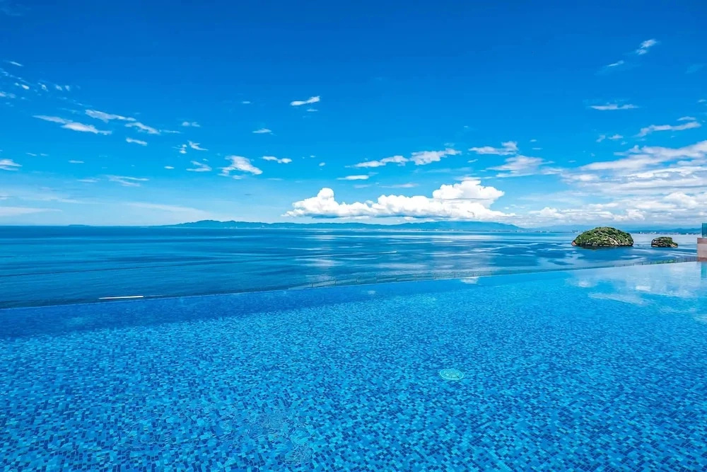 Luxurious 6th-floor Condo With Pool, Oceanfront Balcony & Water View