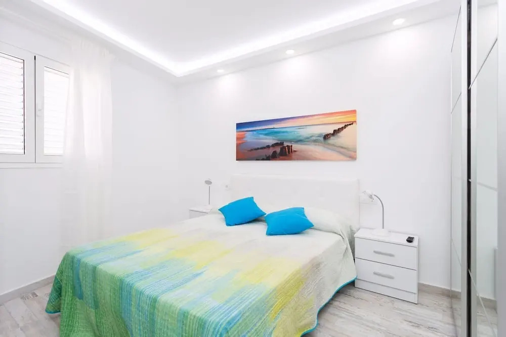 1107 Bright Modern Apartment with Spectacular Sea Views