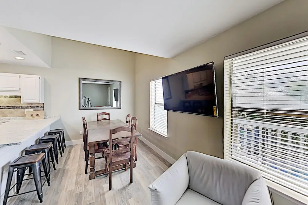 Beachside W/ Balcony - Walkable Location! 3 Bedroom Condo