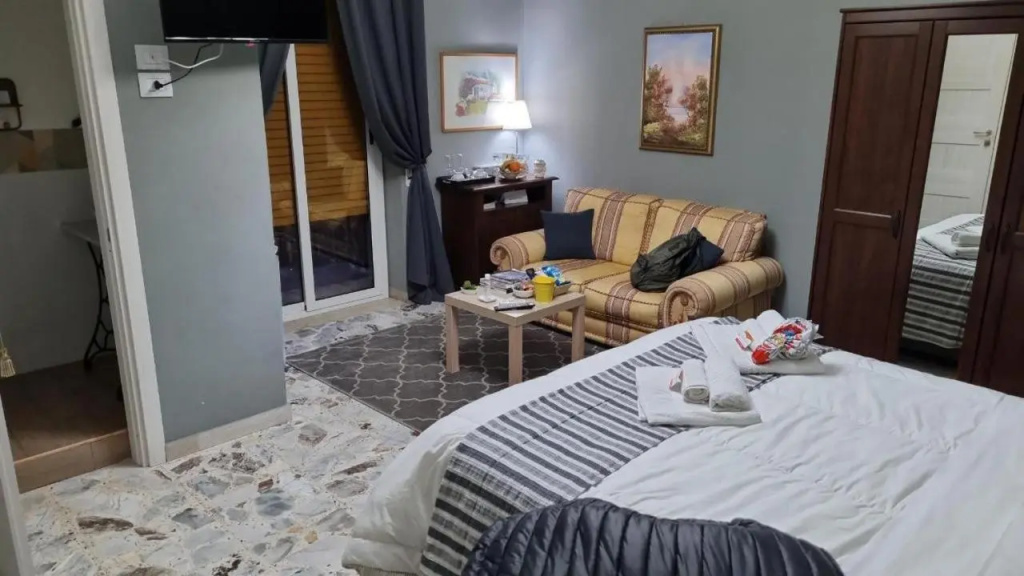 LARENA ROOM