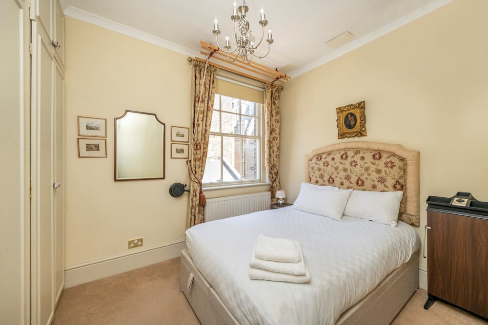 The Grand Old Boy - Marylebone - by Frankie Says
