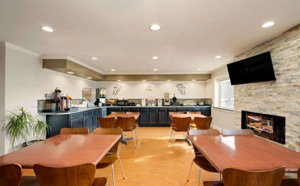 Super 8 by Wyndham Lexington Hamburg Area