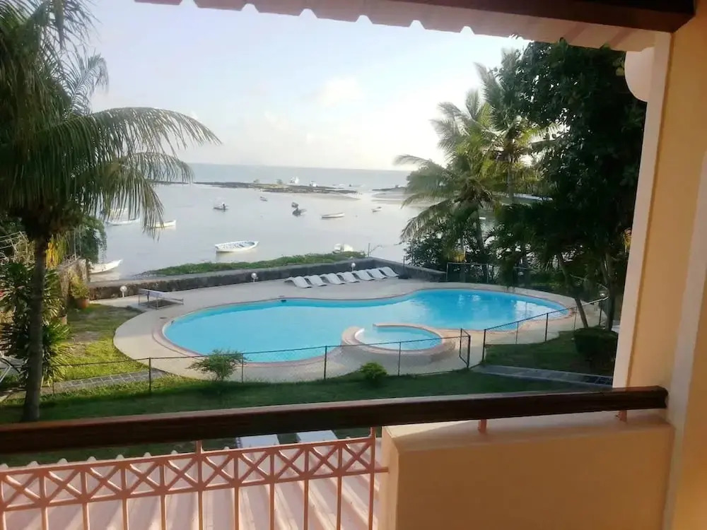 Residence With 6 Seafront Bungalows and Swimming