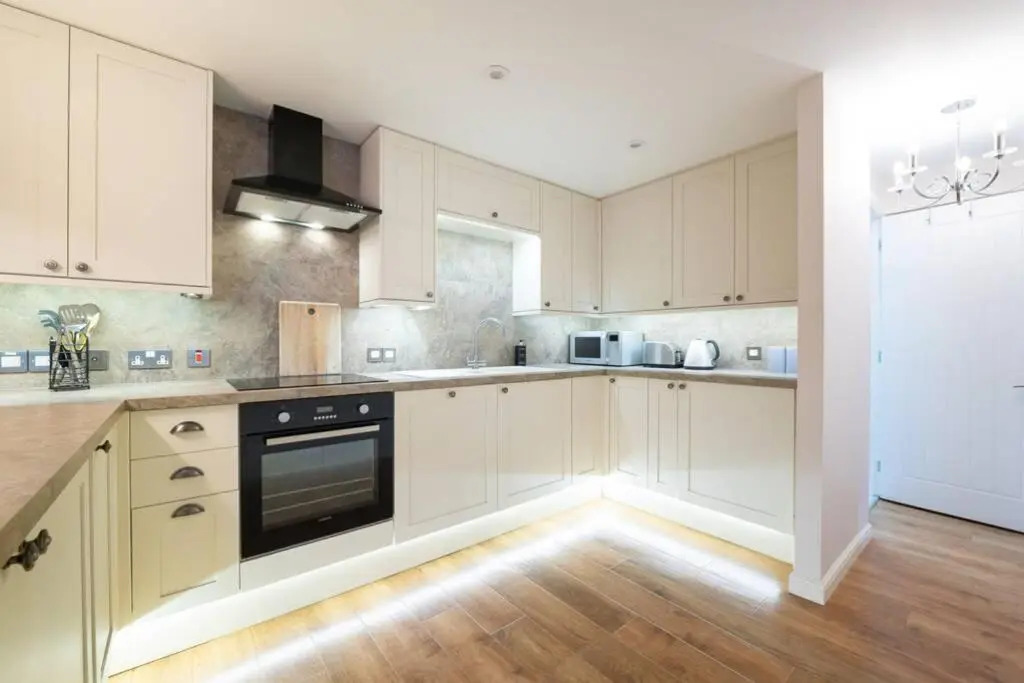 Burlington Place, Shrewsbury. 2 bedroom, private parking, 5 minutes from town