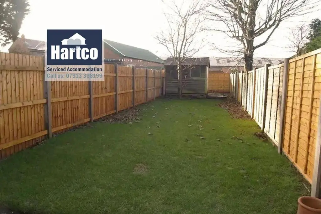 Book Today - 4 Bed House, Sleeps up to 9 - Hartco Serviced Accommodation Birmingham