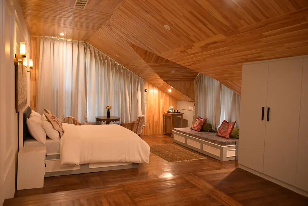 Tree of Life Lakeside Cottage, Srinagar